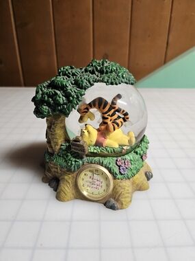 Disney Winnie The Pooh & Tigger Waterglobe with Clock